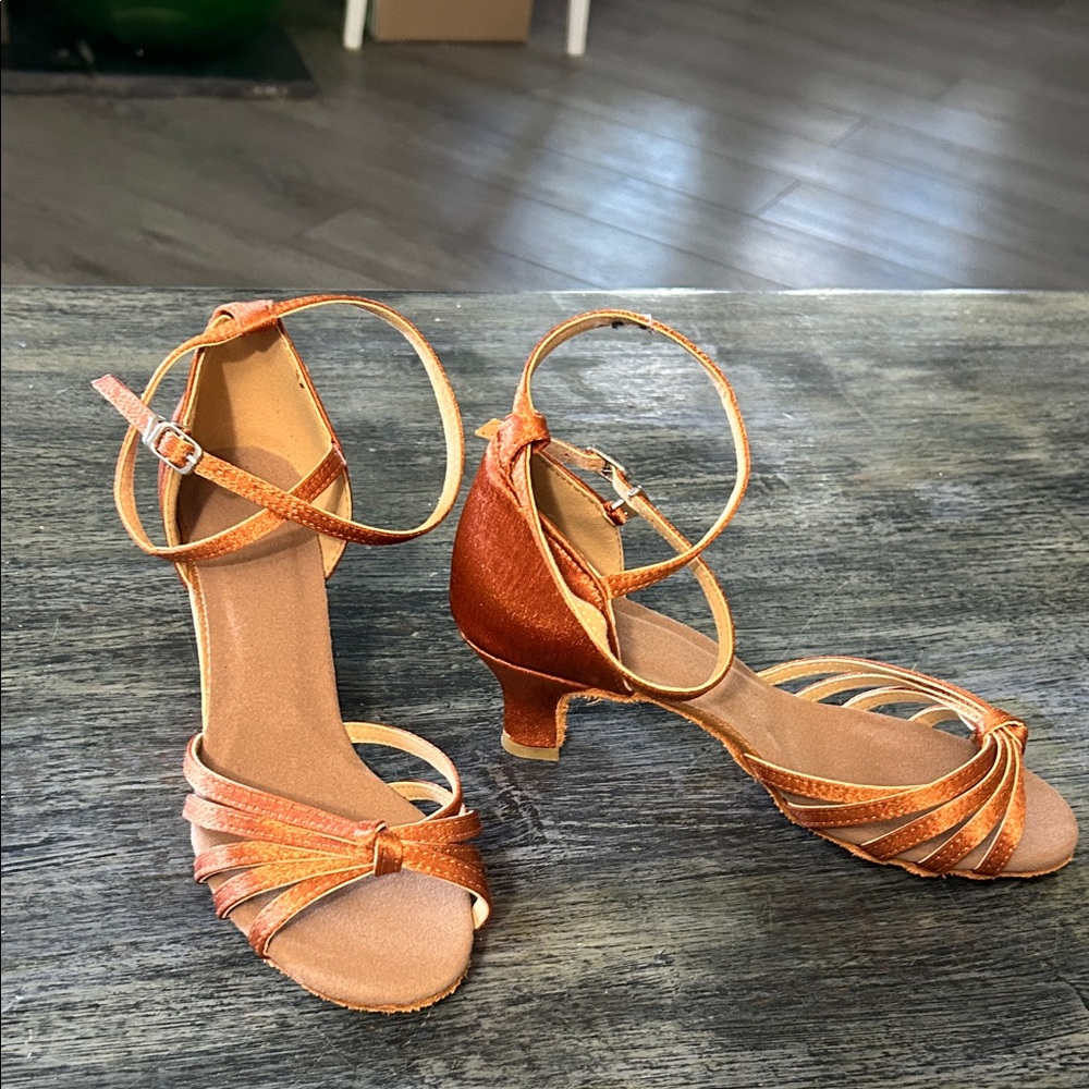 NWOT.    Elegant Orange Strappy Heels